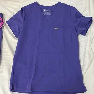 FIGS women’s Catarina one pocket scrub top in size small, color purple
